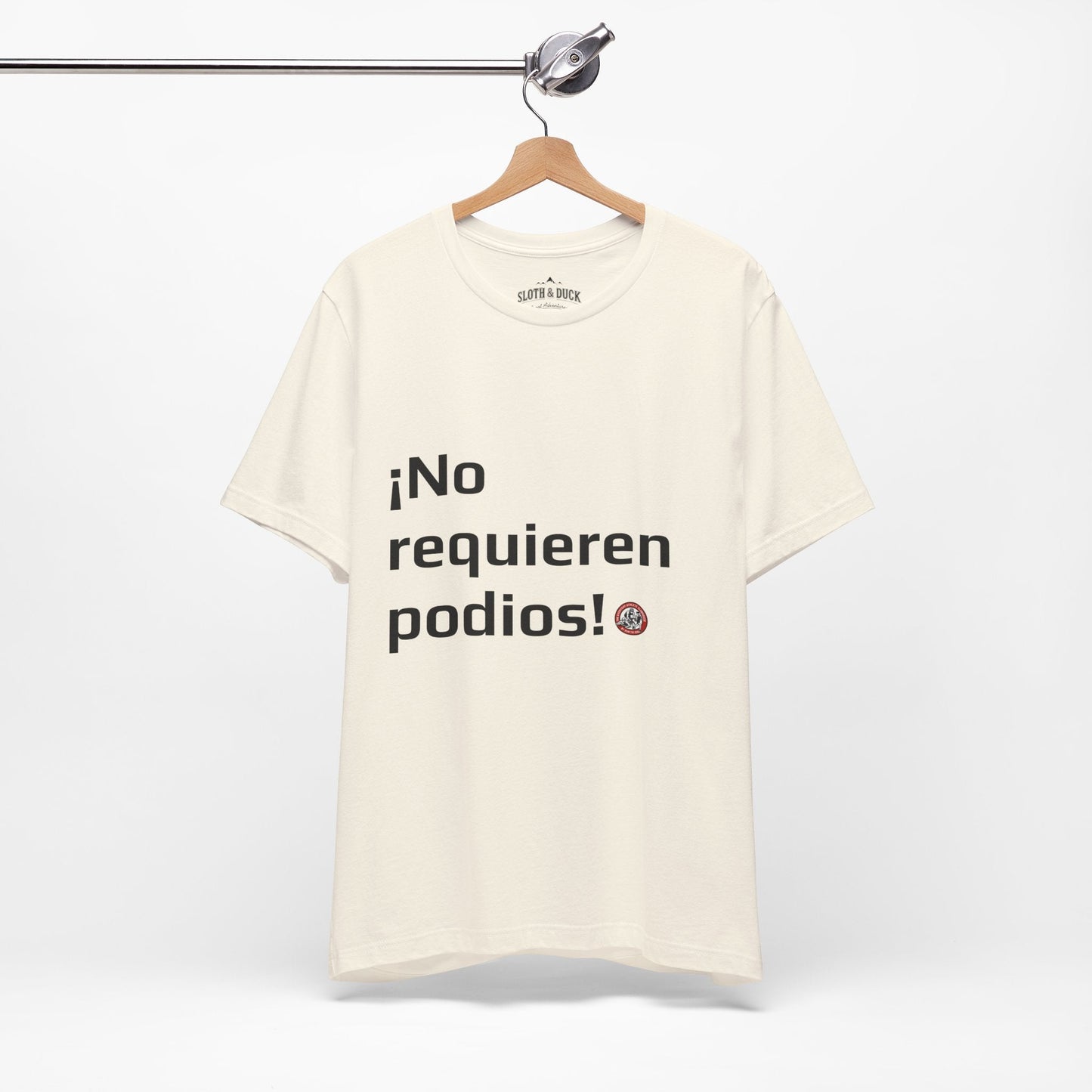 Camiseta diaria !No Requieren podios¡ - Natural - Sloth & Duck