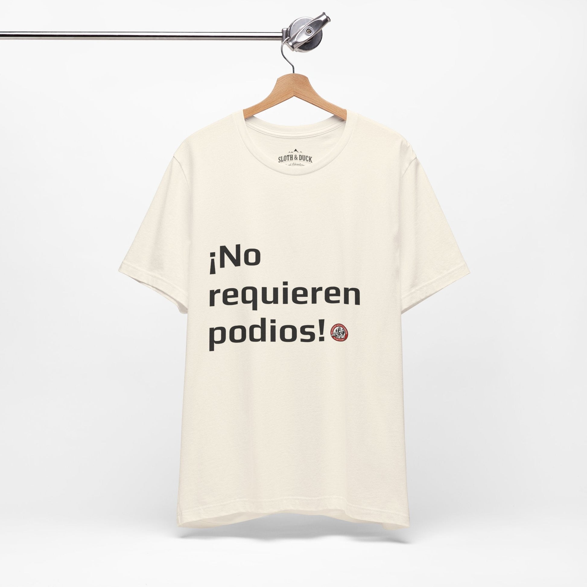 Camiseta diaria !No Requieren podios¡ - Natural - Sloth & Duck