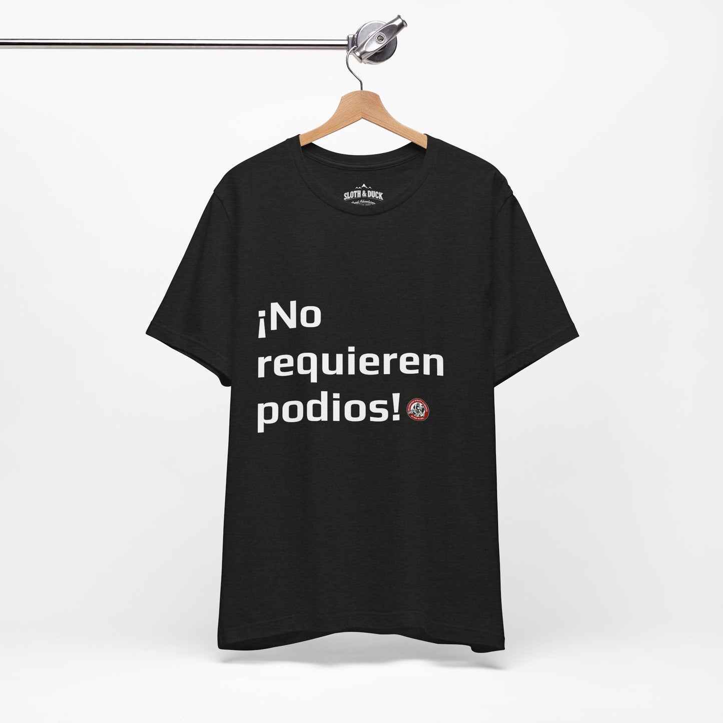 Camiseta diaria !No Requieren podios¡ - Black Heather - Sloth & Duck