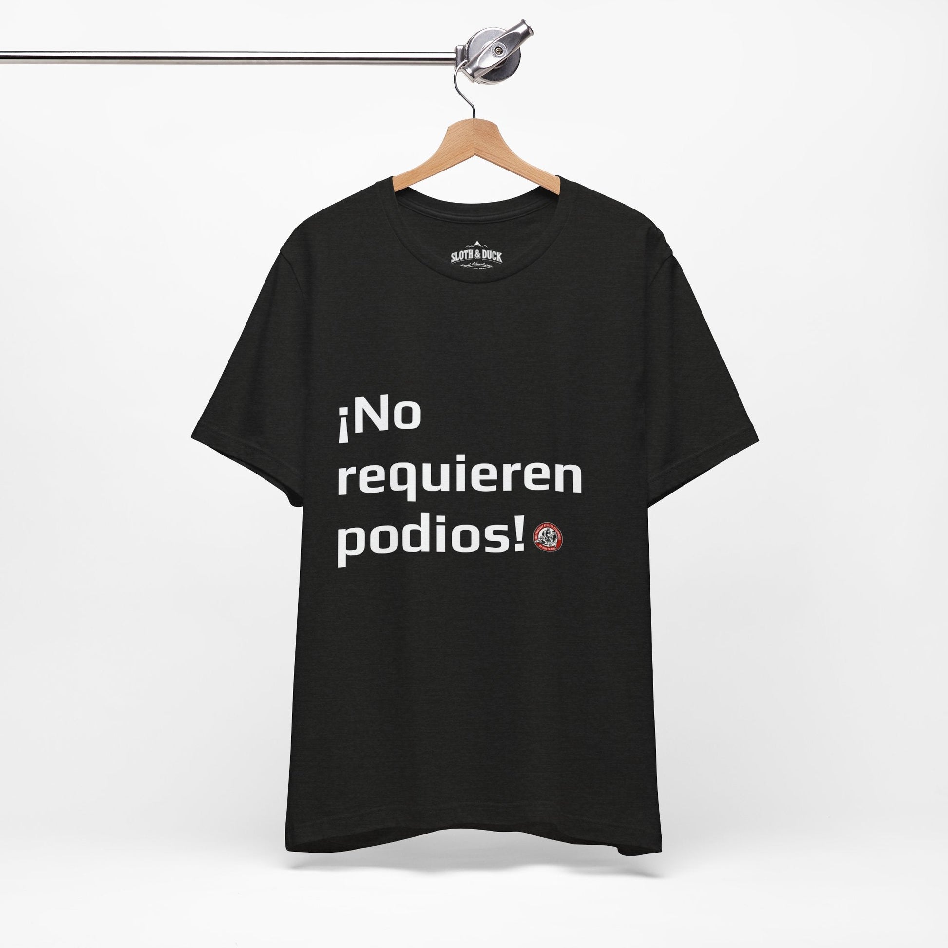 Camiseta diaria !No Requieren podios¡ - Black Heather - Sloth & Duck