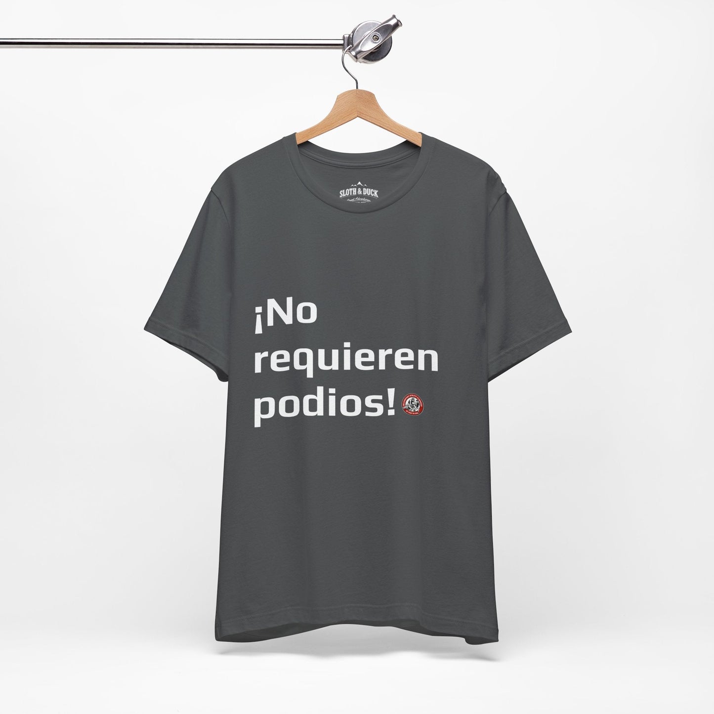 Camiseta diaria !No Requieren podios¡ - Asphalt - Sloth & Duck