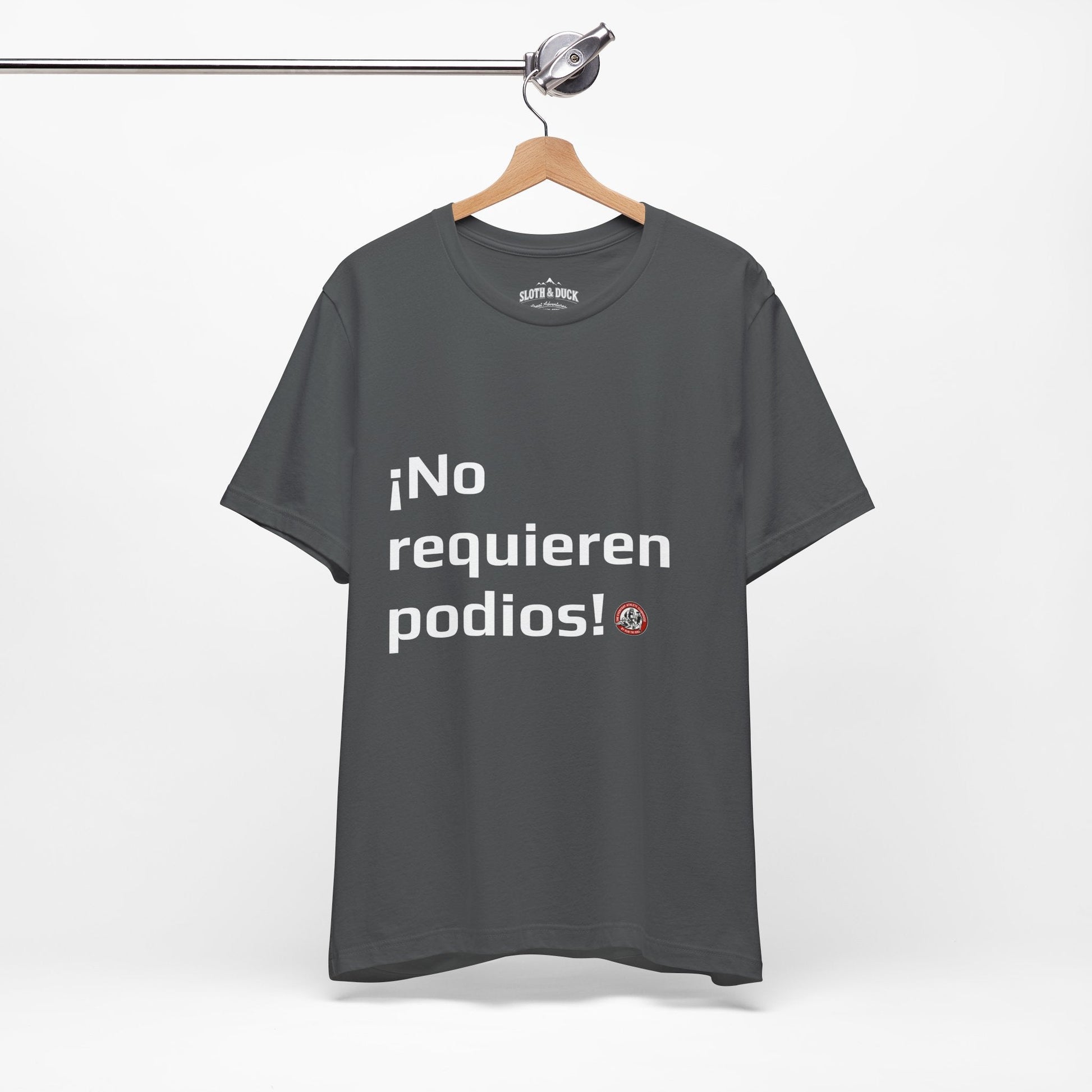 Camiseta diaria !No Requieren podios¡ - Asphalt - Sloth & Duck
