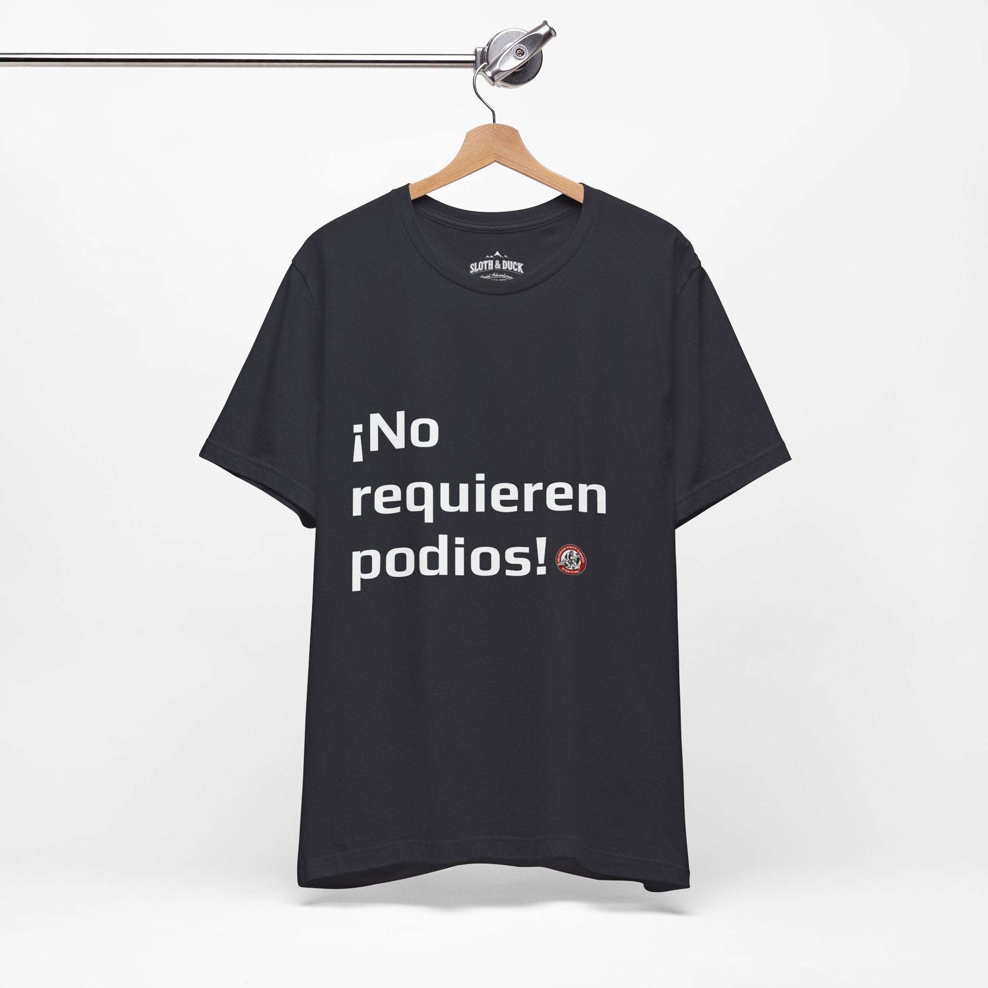 Camiseta diaria !No Requieren podios¡ - Dark Grey - Sloth & Duck