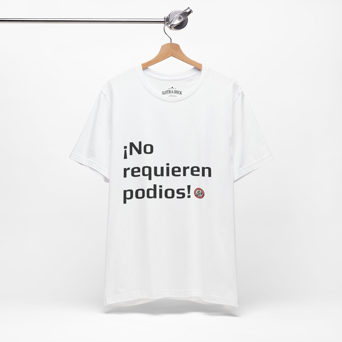 Camiseta diaria !No Requieren podios¡ - White - Sloth & Duck
