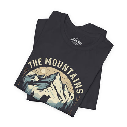"The Mountains Are Calling" Men's T-Shirt - Dark Grey - Sloth & Duck